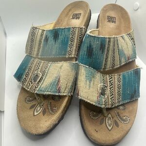Muk Luks women’s flip flop sandals size 9.5